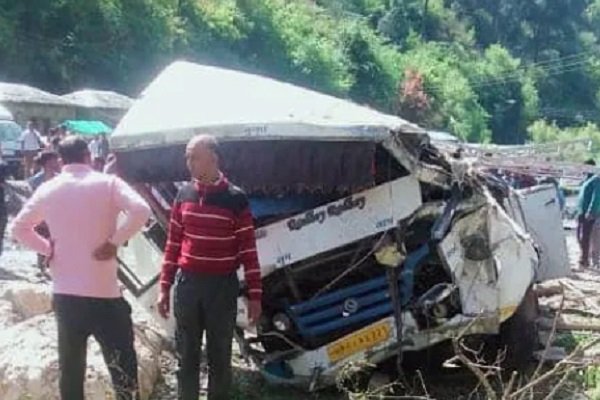खाई में गिरी बस, मची चीख पुकार खाई में गिरी बस, मची चीख पुकार