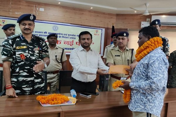 न जाने कब पुलिस की गोली सीना छलनी कर जाये... यह डर क्या करा गया, देखें वीडियो न जाने कब पुलिस की गोली सीना छलनी कर जाये... यह डर क्या करा गया, देखें वीडियो