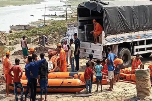 जहाज हादसे में मर गया विक्की और जुबैर, ट्रकों का भी मिला... जहाज हादसे में मर गया विक्की और जुबैर, ट्रकों का भी मिला...