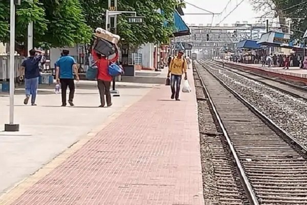 कोडरमा स्टेशन पर ट्रेन के आगे कूदने से महिला की मौत कोडरमा स्टेशन पर ट्रेन के आगे कूदने से महिला की मौत