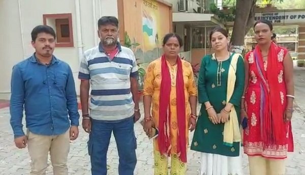 नशेड़ी बेटा की शिकायत लेकर थाना गई मां हुई जलील, देखें वीडियो... नशेड़ी बेटा की शिकायत लेकर थाना गई मां हुई जलील, देखें वीडियो...
