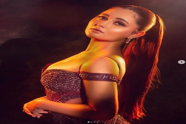 Rashami Desai ढा रहीं कहर, दिखाईं... Rashami Desai ढा रहीं कहर, दिखाईं...