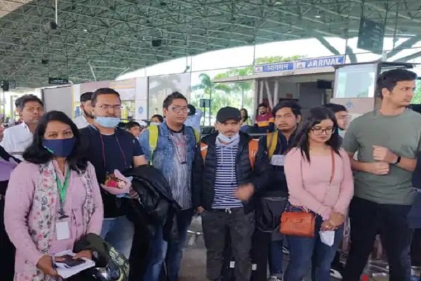 रांची पहुंचे Ukraine में फंसे झारखंड के 10 स्टूडेंट, अभिभावकों की आंखों से छलके आंसू रांची पहुंचे Ukraine में फंसे झारखंड के 10 स्टूडेंट, अभिभावकों की आंखों से छलके आंसू