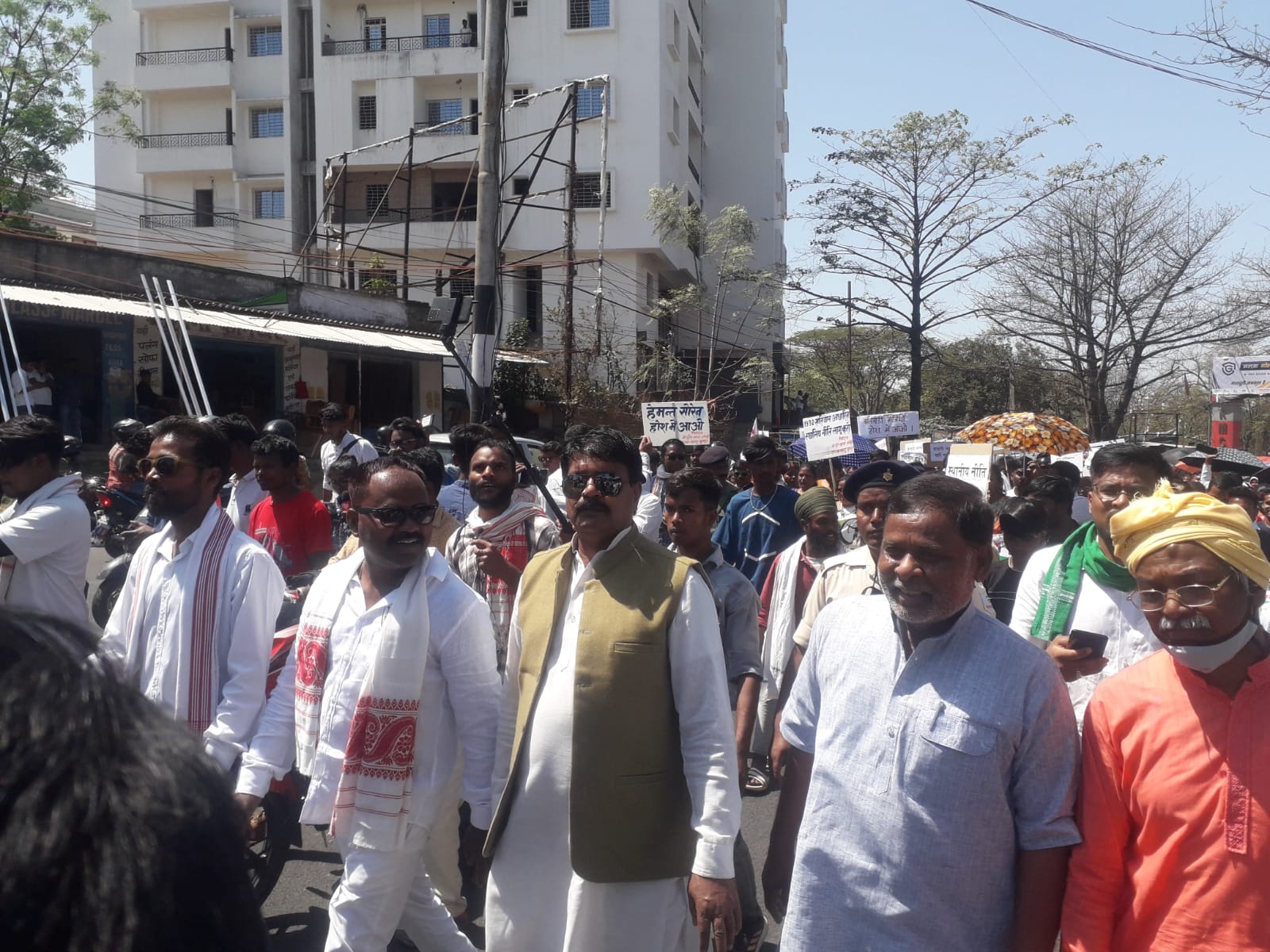 आदिवासी-मूलवासी संगठनों ने घेरा विधानसभा