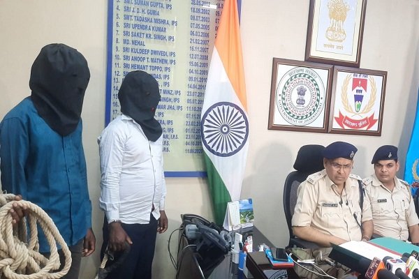 जंगल में घात लगायी पुलिस ने क्या कर डाला, देखिये जंगल में घात लगायी पुलिस ने क्या कर डाला, देखिये