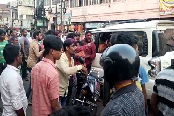 झरिया बाजार में अचानक इधर-उधर भागने लगे लोग, बंद होने लगी दुकानें... जानिये क्यों झरिया बाजार में अचानक इधर-उधर भागने लगे लोग, बंद होने लगी दुकानें... जानिये क्यों