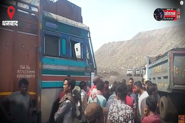 पुलिस ने दिखाई ताकत, गुंडों ने जता दी अपनी हुकूमत, देखें वीडियो... पुलिस ने दिखाई ताकत, गुंडों ने जता दी अपनी हुकूमत, देखें वीडियो...