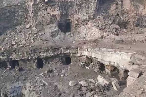 रोटी की जुगाड़ में निकले थे, घर में मच गया कोहराम रोटी की जुगाड़ में निकले थे, घर में मच गया कोहराम
