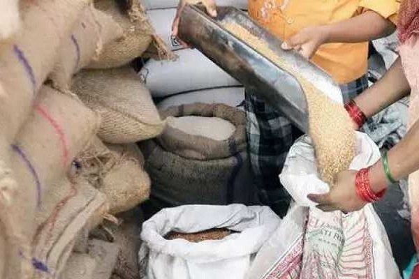 कांके में 5 राशन डीलर निलंबित, लाभुकों की इस शिकायत पर हुई कार्रवाई कांके में 5 राशन डीलर निलंबित, लाभुकों की इस शिकायत पर हुई कार्रवाई
