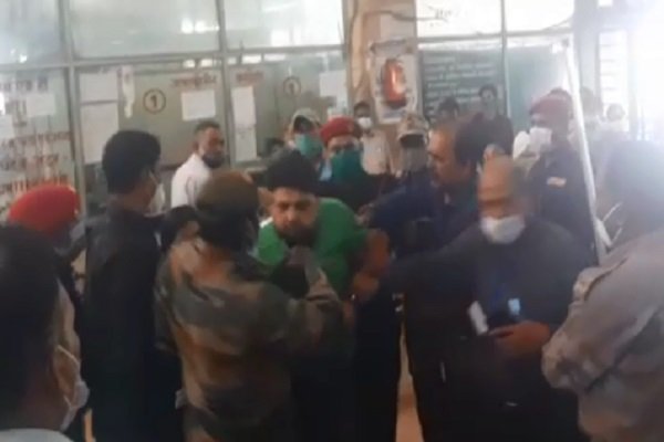 रिम्स में गुंडागर्दी, मरीज के परिजनों के साथ कैसे कर रहे सुरक्षाकर्मी, देखिये… रिम्स में गुंडागर्दी, मरीज के परिजनों के साथ कैसे कर रहे सुरक्षाकर्मी, देखिये…