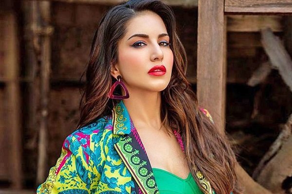 Sunny Leone हुईं टॉ*पलेस, पेट के बल लेट शख्स से कराया...देखें वीडियो Sunny Leone हुईं टॉ*पलेस, पेट के बल लेट शख्स से कराया...देखें वीडियो