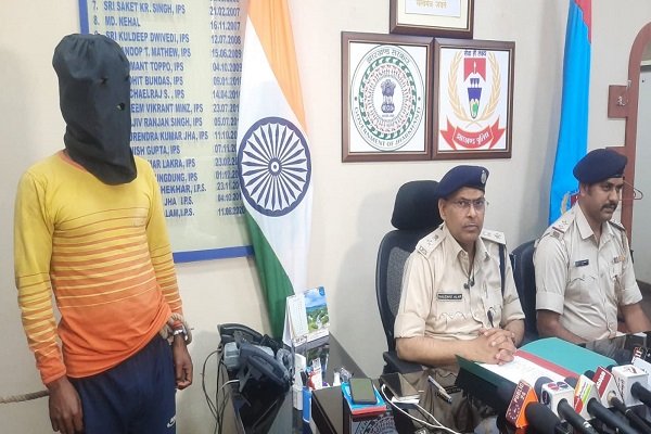 जल्द अमीर बनने और धाक जमाने के चक्कर में क्या कर डाला... देखें वीडियो जल्द अमीर बनने और धाक जमाने के चक्कर में क्या कर डाला... देखें वीडियो