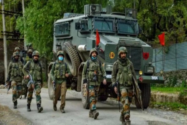 श्रीनगर में ग्रेनेड हमला,1 नागरिक की मौत, पुलिसकर्मियों समेत कई लोग घायल श्रीनगर में ग्रेनेड हमला,1 नागरिक की मौत, पुलिसकर्मियों समेत कई लोग घायल
