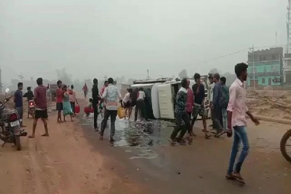 फ्री डीजल लूटने के लिए सड़क पर टूट पड़े लोग...देखें... फ्री डीजल लूटने के लिए सड़क पर टूट पड़े लोग...देखें...