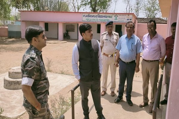 गढ़वा में रंका अनुमंडल के स्ट्रांग रूम की सुरक्षा का डीसी-एसपी ने किया निरीक्षण गढ़वा में रंका अनुमंडल के स्ट्रांग रूम की सुरक्षा का डीसी-एसपी ने किया निरीक्षण