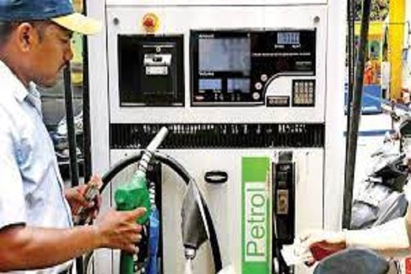 यहां सिर्फ 1 रुपये लीटर मिल रहा Petrol, लगी लंबी लाइन यहां सिर्फ 1 रुपये लीटर मिल रहा Petrol, लगी लंबी लाइन