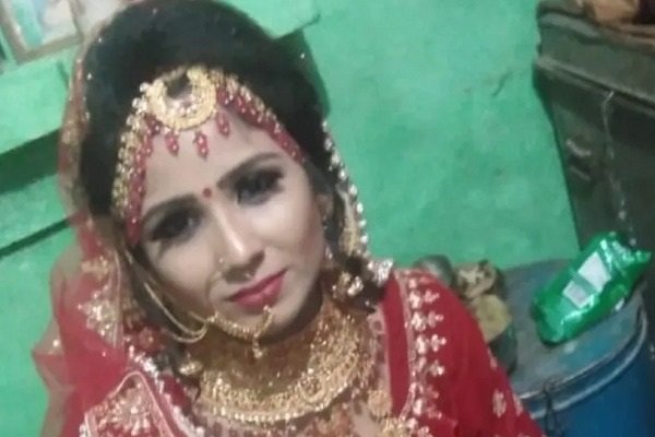 सात फेरों से ठीक पहले दुल्हन के कमरे में घुसा युवक, कर डाला... सात फेरों से ठीक पहले दुल्हन के कमरे में घुसा युवक, कर डाला...