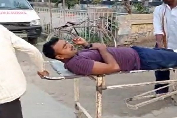 मोबाइल छिनतई का SSB जवान कर रहा था विरोध, बदमाशों ने कर डाला... मोबाइल छिनतई का SSB जवान कर रहा था विरोध, बदमाशों ने कर डाला...