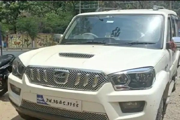 राज्यपाल की पत्नी की कारकेड में घुसी कार, पुलिस ने गाड़ी में सवार युवकों को हिरासत में लिया राज्यपाल की पत्नी की कारकेड में घुसी कार, पुलिस ने गाड़ी में सवार युवकों को हिरासत में लिया