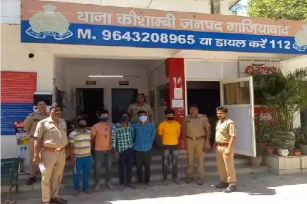 स्पा सेंटर की आड़ में चल रहा था Sex Racket, पहुंची पुलिस भी लजा गई स्पा सेंटर की आड़ में चल रहा था Sex Racket, पहुंची पुलिस भी लजा गई