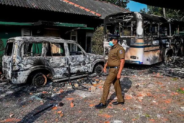 भड़की हिंसा के बाद आपातकाल की घोषणा, 36 घंटे के लॉकडाउन का ऐलान भड़की हिंसा के बाद आपातकाल की घोषणा, 36 घंटे के लॉकडाउन का ऐलान