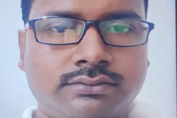 फंदे से लटकी मिली एक युवक की डेड बॉडी फंदे से लटकी मिली एक युवक की डेड बॉडी