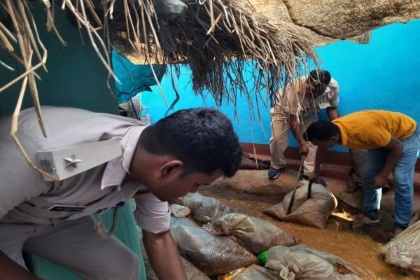 चक्रधरपुर में उत्पाद विभाग ने की बड़ी कार्रवाई, 173 लीटर शराब और 420 किलो जावा महुआ जब्त चक्रधरपुर में उत्पाद विभाग ने की बड़ी कार्रवाई, 173 लीटर शराब और 420 किलो जावा महुआ जब्त