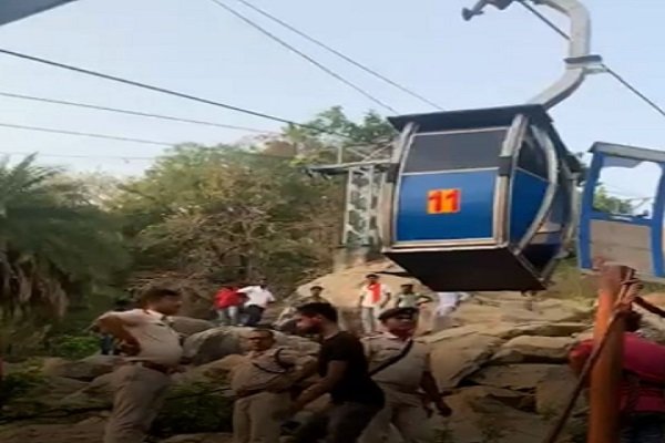 Big Accident in Deoghar : त्रिकुट पहाड़ पर रोप-वे का तार टूटा, कई यात्री फंसे...देखें वीडियो Big Accident in Deoghar : त्रिकुट पहाड़ पर रोप-वे का तार टूटा, कई यात्री फंसे...देखें वीडियो
