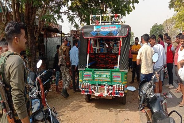 ऑटो अनियंत्रित होकर पलटी, मची चीख पुकार, देखें... ऑटो अनियंत्रित होकर पलटी, मची चीख पुकार, देखें...