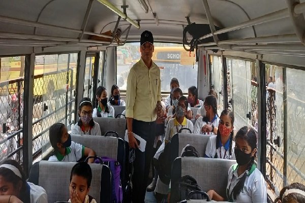 एक्शन में रांची DTO प्रवीण कुमार, 23 स्कूली गाड़ी मालिकों को थमाया नोटिस एक्शन में रांची DTO प्रवीण कुमार, 23 स्कूली गाड़ी मालिकों को थमाया नोटिस