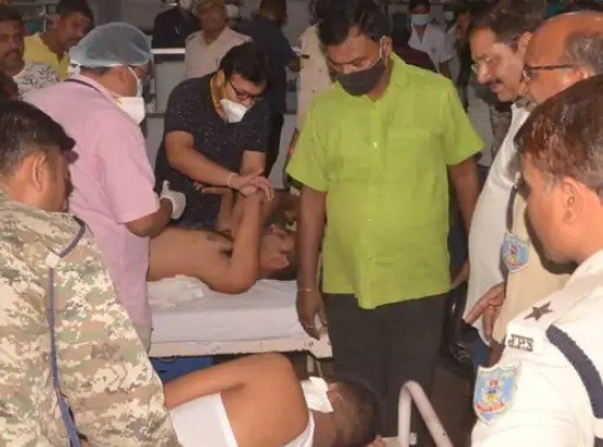 बाइक चोर को पकड़ने गई पुलिस टीम पर हमला, SI का कान कटा, देखें... बाइक चोर को पकड़ने गई पुलिस टीम पर हमला, SI का कान कटा, देखें...