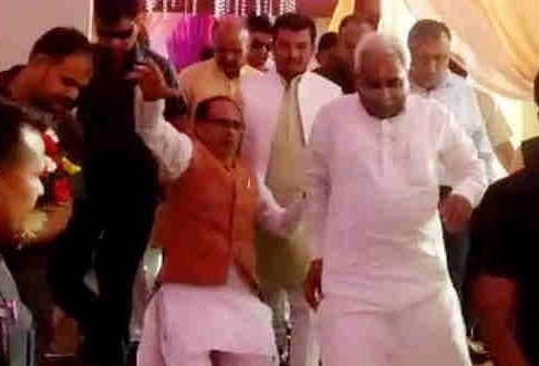 धड़ाम से गिरे CM शिवराज चौहान, शादी समारोह में हुआ हादसा(Video) धड़ाम से गिरे CM शिवराज चौहान, शादी समारोह में हुआ हादसा(Video)