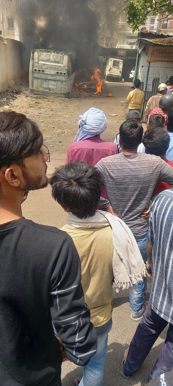 गैरज में लगी आग, मची अफ़रा-तफ़री, देखें... गैरज में लगी आग, मची अफ़रा-तफ़री, देखें...