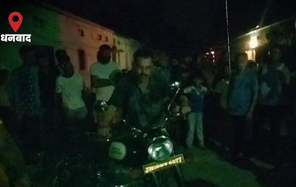 शादी के घर से जवान लड़की को खींच ले जाने लगे जब पड़ोसी... देखें वीडीयो शादी के घर से जवान लड़की को खींच ले जाने लगे जब पड़ोसी... देखें वीडीयो