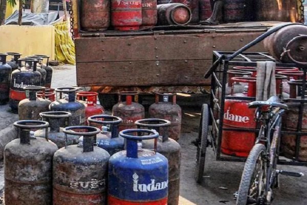 LPG सिलिंडर 250 रुपये हुआ महंगा, जानिये क्या होगा असर LPG सिलिंडर 250 रुपये हुआ महंगा, जानिये क्या होगा असर