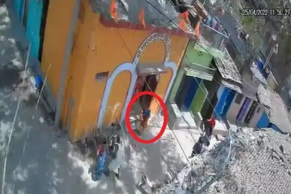 पूजा करने पहुंची महिला जिंदा जली, CCTV फुटेज आया सामने पूजा करने पहुंची महिला जिंदा जली, CCTV फुटेज आया सामने
