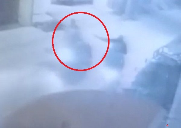 राजधानी में पार्षद पति को गो लियों से भू ना, देखें CCTV फुटेज राजधानी में पार्षद पति को गो लियों से भू ना, देखें CCTV फुटेज