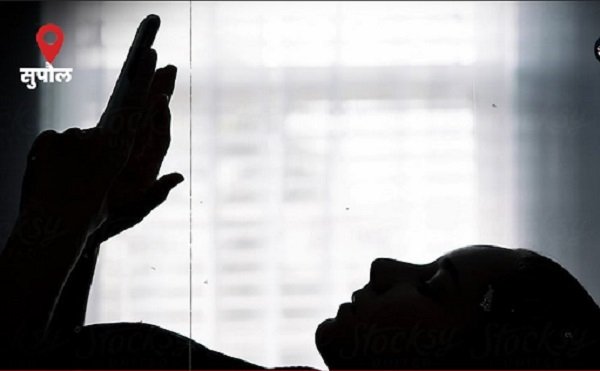 मोबाइल में अटक बर्बाद हो गई भोली-भाली सीमा... देखें वीडियो मोबाइल में अटक बर्बाद हो गई भोली-भाली सीमा... देखें वीडियो