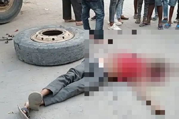 10 चक्का वाहन का टायर फटते ही मच गया कोहराम 10 चक्का वाहन का टायर फटते ही मच गया कोहराम