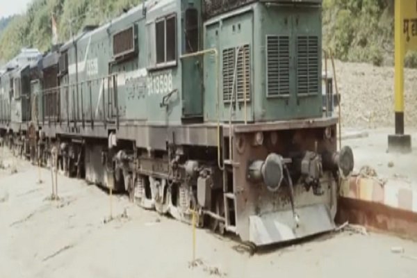 रेल की पटरी पर गुजर रही जिंदगी, बाढ़-भूस्खलन में अब तक 14 लोगों की मौत रेल की पटरी पर गुजर रही जिंदगी, बाढ़-भूस्खलन में अब तक 14 लोगों की मौत