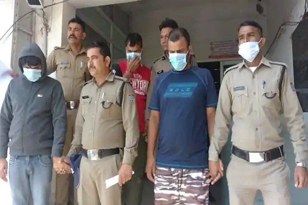 होटल में सेक्स रैकेट, इस हाल में मिले 5 लड़के-लड़कियां होटल में सेक्स रैकेट, इस हाल में मिले 5 लड़के-लड़कियां