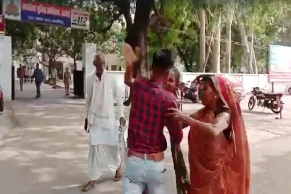 SP ऑफिस के सामने शख्स को कूटती रही पत्नी और सास, देखते रहे लोग SP ऑफिस के सामने शख्स को कूटती रही पत्नी और सास, देखते रहे लोग