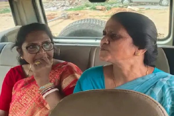 महिला पेशकार और चपरासी ले रही थीं पैसे, तभी... महिला पेशकार और चपरासी ले रही थीं पैसे, तभी...