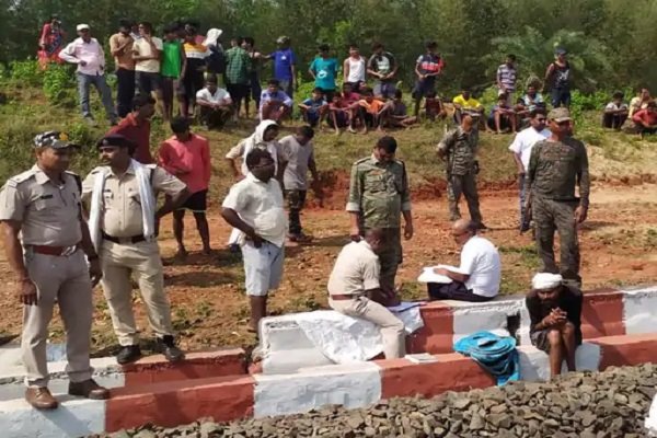 रिश्ते में थे भाई-बहन, पर कर गये यह भूल, देखें... रिश्ते में थे भाई-बहन, पर कर गये यह भूल, देखें...