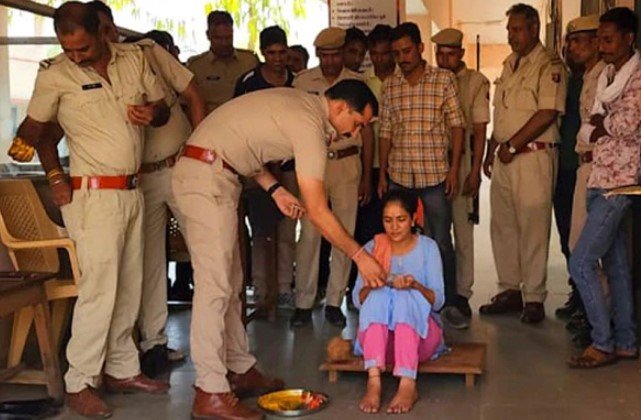 पुलिसवालों ने जीत लिया दिल, देखें... पुलिसवालों ने जीत लिया दिल, देखें...
