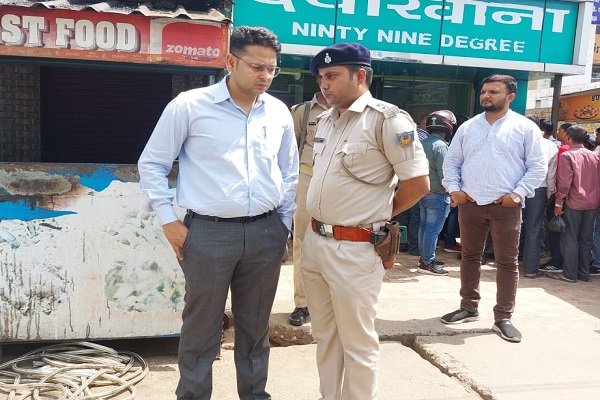 BREAKING : दबंग जमीन कारोबारी कमल भूषण मारा गया, देखें वीडियो BREAKING : दबंग जमीन कारोबारी कमल भूषण मारा गया, देखें वीडियो