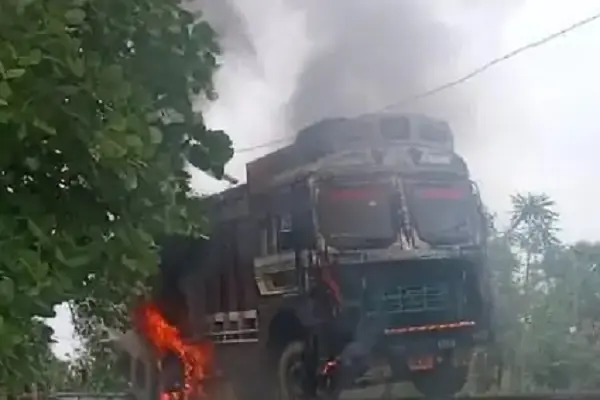 सोंचा भी न होगा कि चलते-चलते ऐसा कुछ हो जायेगा... देखें