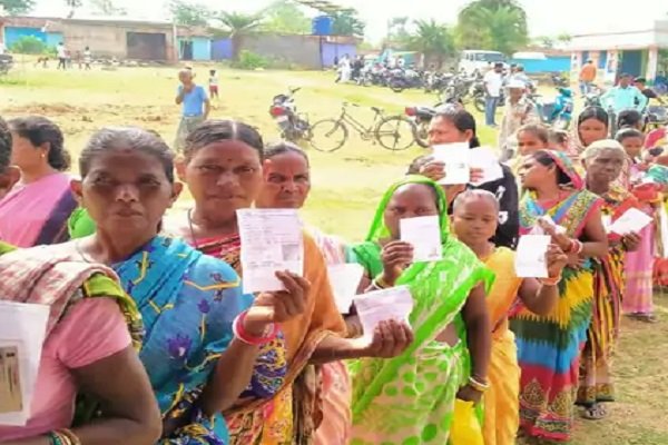 गांव की सरकार बनाने उमड़ी मतदाताओं की भीड़, देखें गांव की सरकार बनाने उमड़ी मतदाताओं की भीड़, देखें