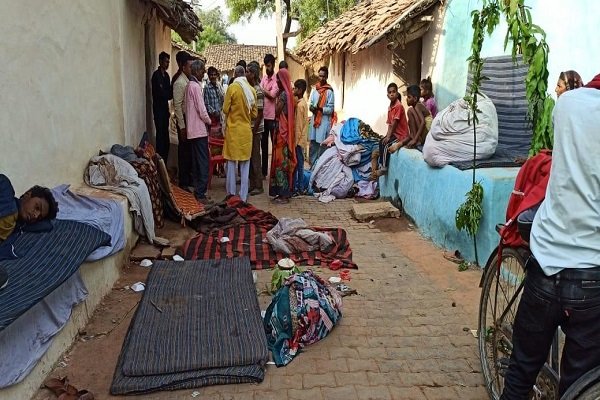 वरमाला से पहले स्टेज पर दनादना गिरी दो लाश, देखें क्यों... वरमाला से पहले स्टेज पर दनादना गिरी दो लाश, देखें क्यों...