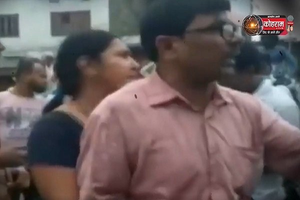 घर से भागा पति मिला, पत्नी बोली- आज नहीं छोड़ेंगे... देखें वीडियो घर से भागा पति मिला, पत्नी बोली- आज नहीं छोड़ेंगे... देखें वीडियो